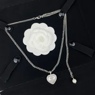 Chanel قلادة قلب أسود فضي بوردر كريستال مكسوة