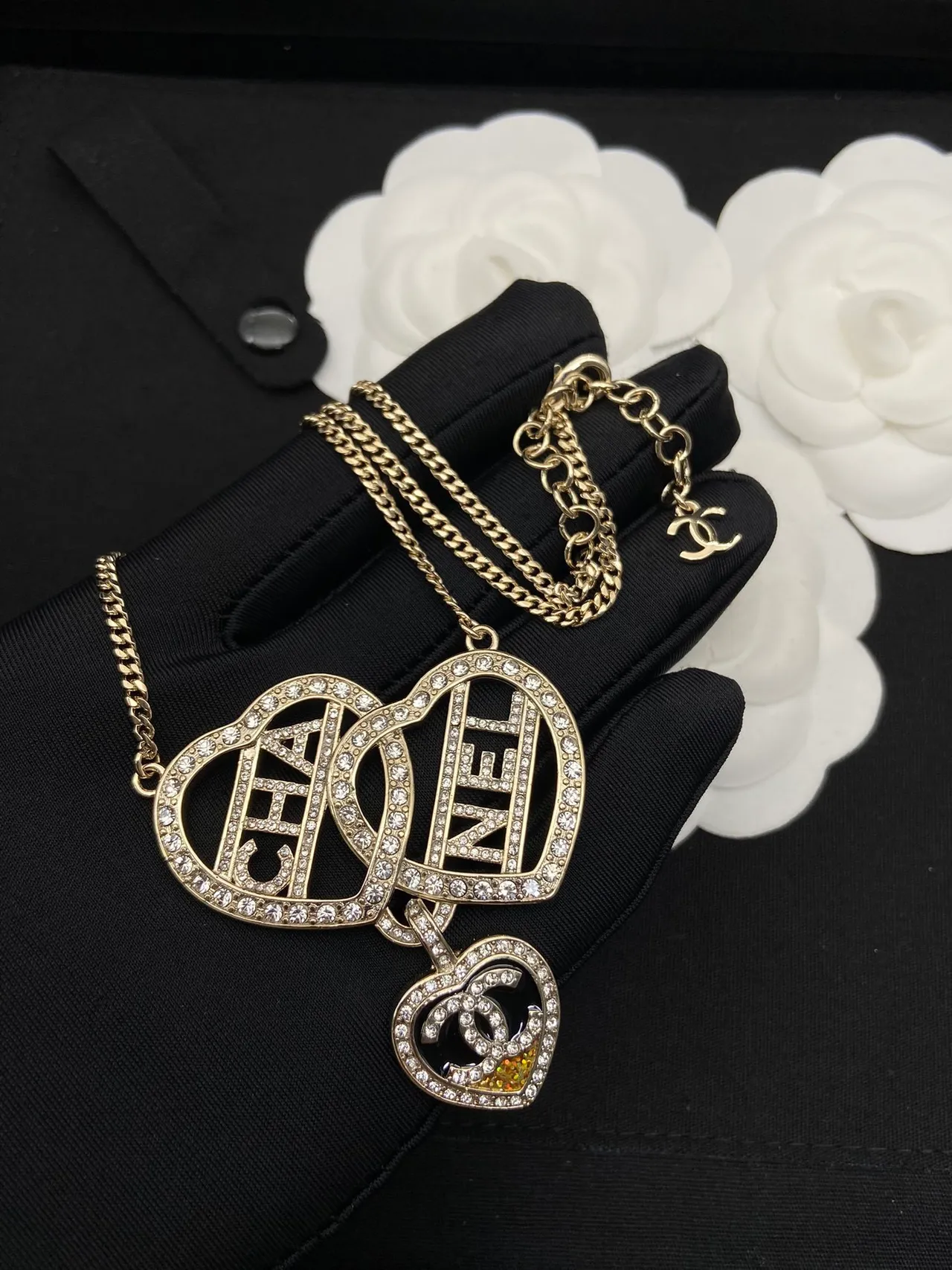 Chanel قلادة نمط قلب ذهبي أسود Crystal-Pavé 3