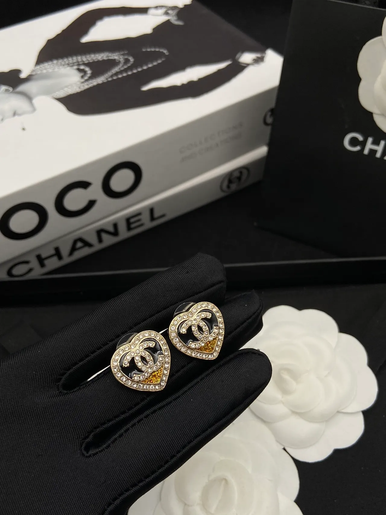 Chanel قلادة نمط قلب ذهبي أسود Crystal-Pavé 6