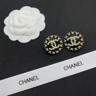 أقراط تثبيت Chanel لؤلؤ وخرز أسود CC Logo