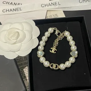 Chanel سوار اللؤلؤ أبيض ذهب أكسنت قلب-كريستال سوار