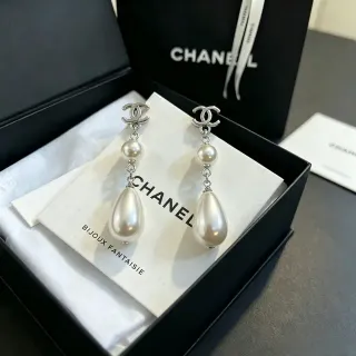 Chanel أقراط لؤلؤ معلقة فضية بيضاء شعار Double-C