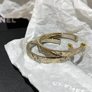 Chanel أقراط حلق CC Logo مقصوص ذهبي اللون كريستال