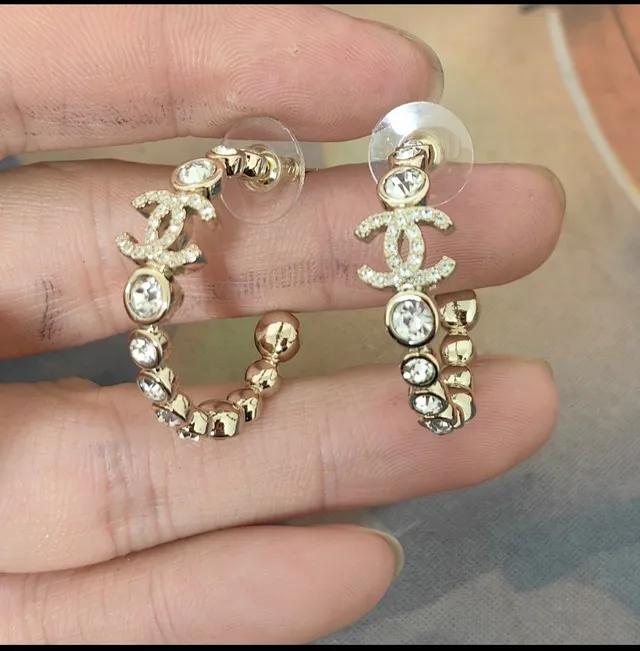 Chanel Créoles argentées transparentes silhouette cristal-set béliers 2