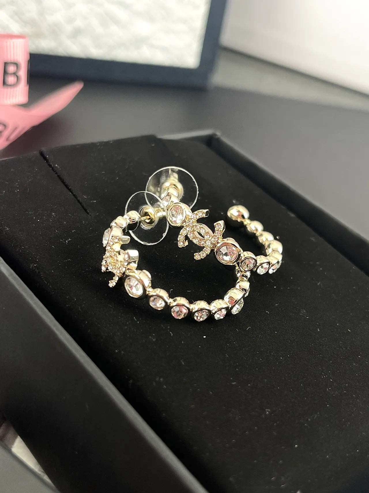 Chanel Créoles argentées transparentes silhouette cristal-set béliers 4