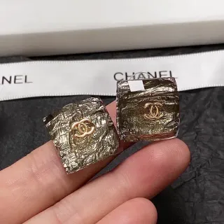 Chanel Pendientes Cuadrados Arrugados Metálicos Dorado CC Logo