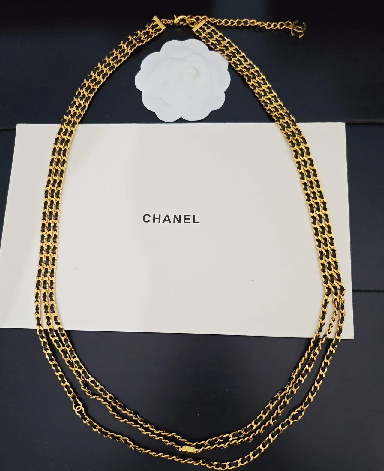 Chanel قلادة سلسلة ثلاثية لون ذهبي وجلد أسود 2
