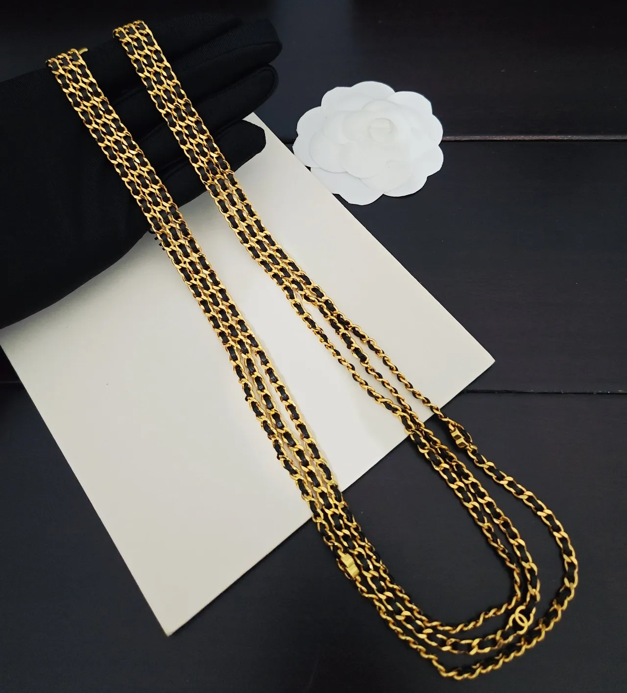 Chanel قلادة سلسلة ثلاثية لون ذهبي وجلد أسود 3