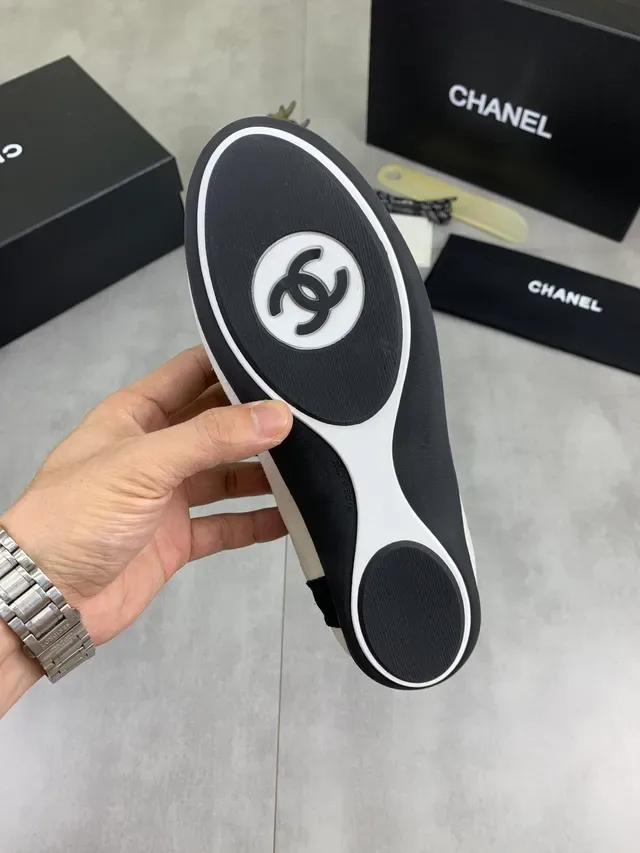 Chanel Sneaker bicolore daim et tissu à lacets 2