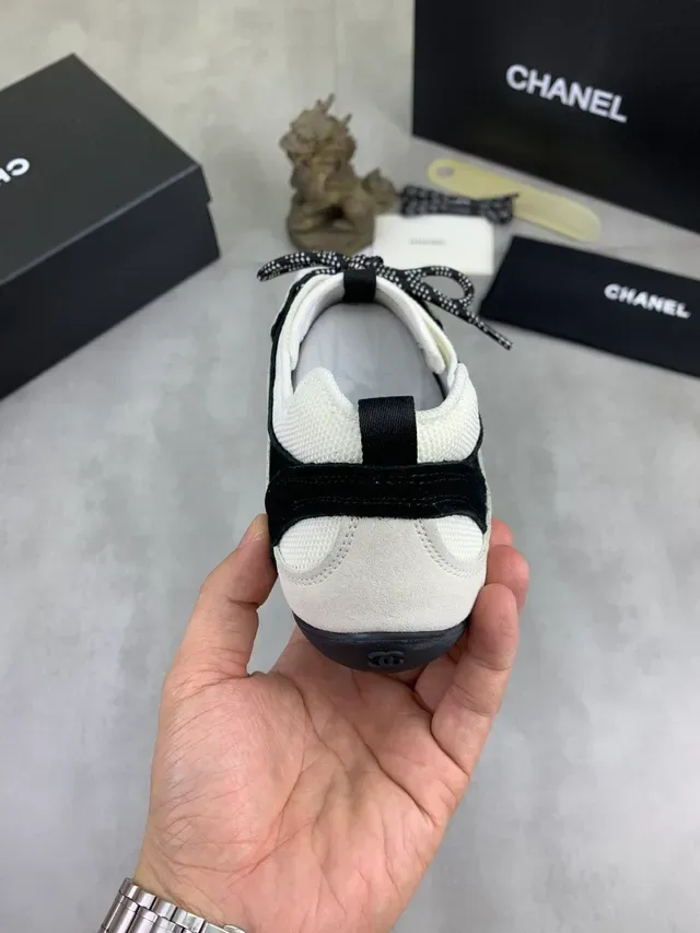 Chanel Sneaker bicolore daim et tissu à lacets 3