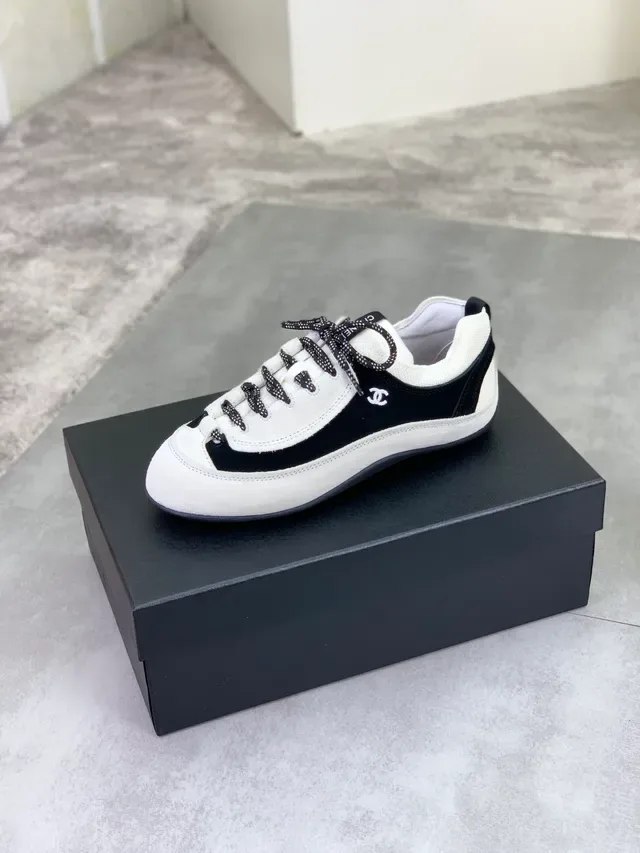 Chanel Sneaker bicolore daim et tissu à lacets 4