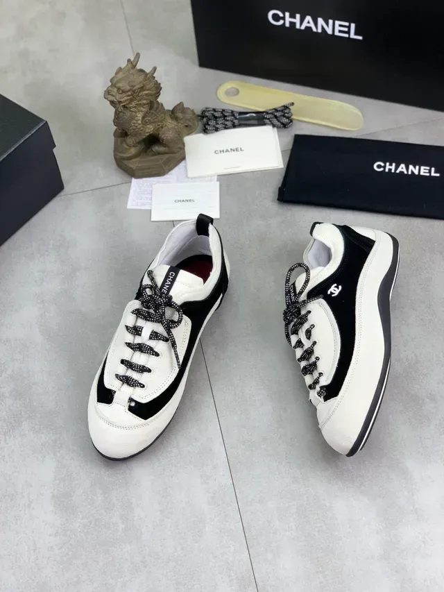 Chanel Sneaker bicolore daim et tissu à lacets 5