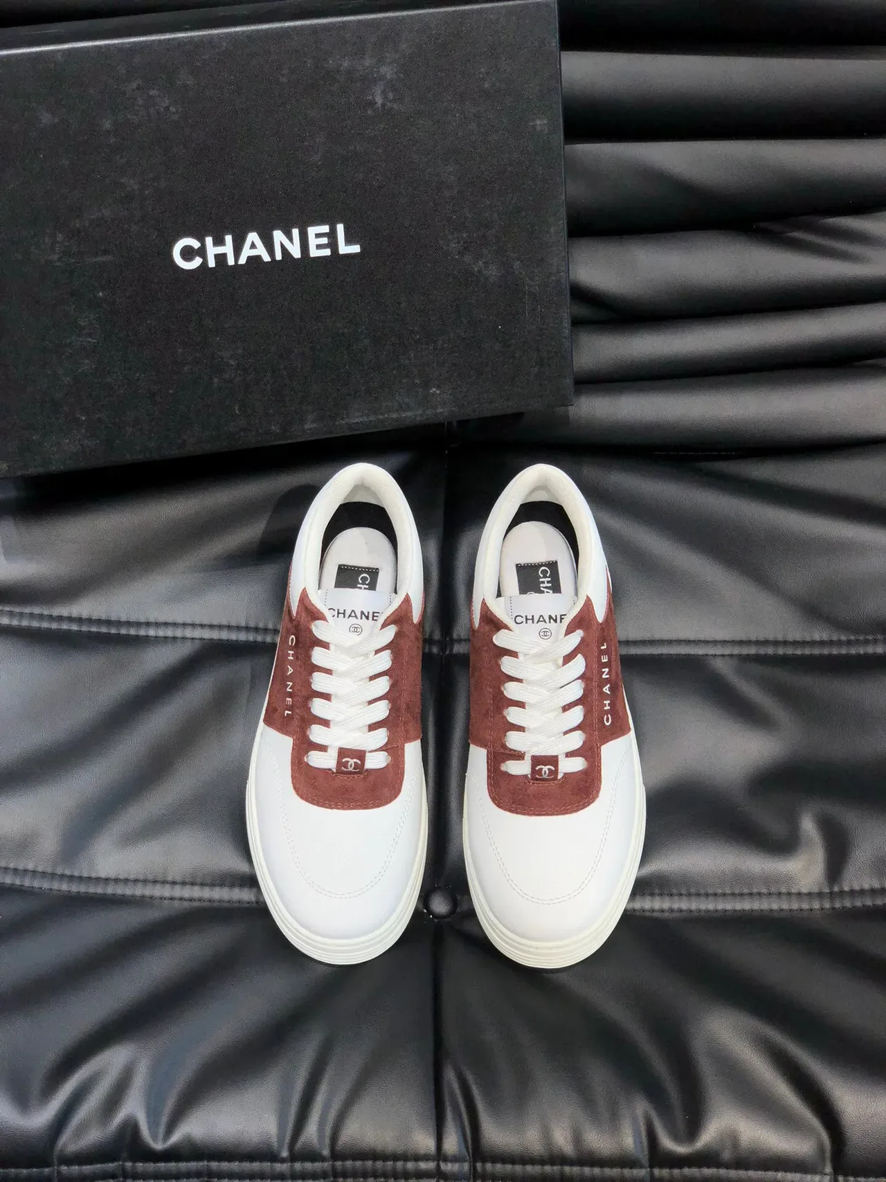 Chanel tênis lifestyle de camurça e couro de duas cores 2