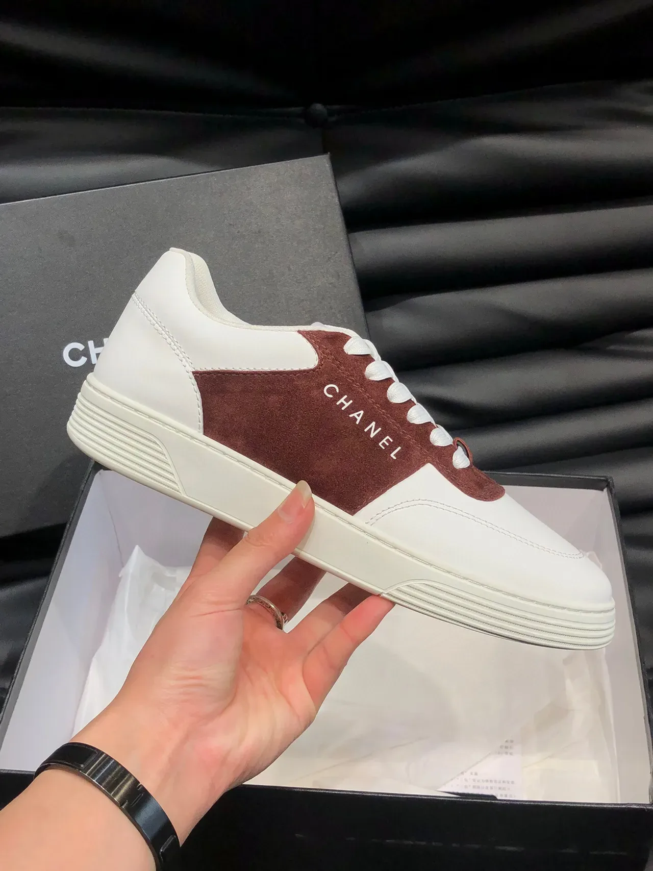 Chanel tênis lifestyle de camurça e couro de duas cores 5