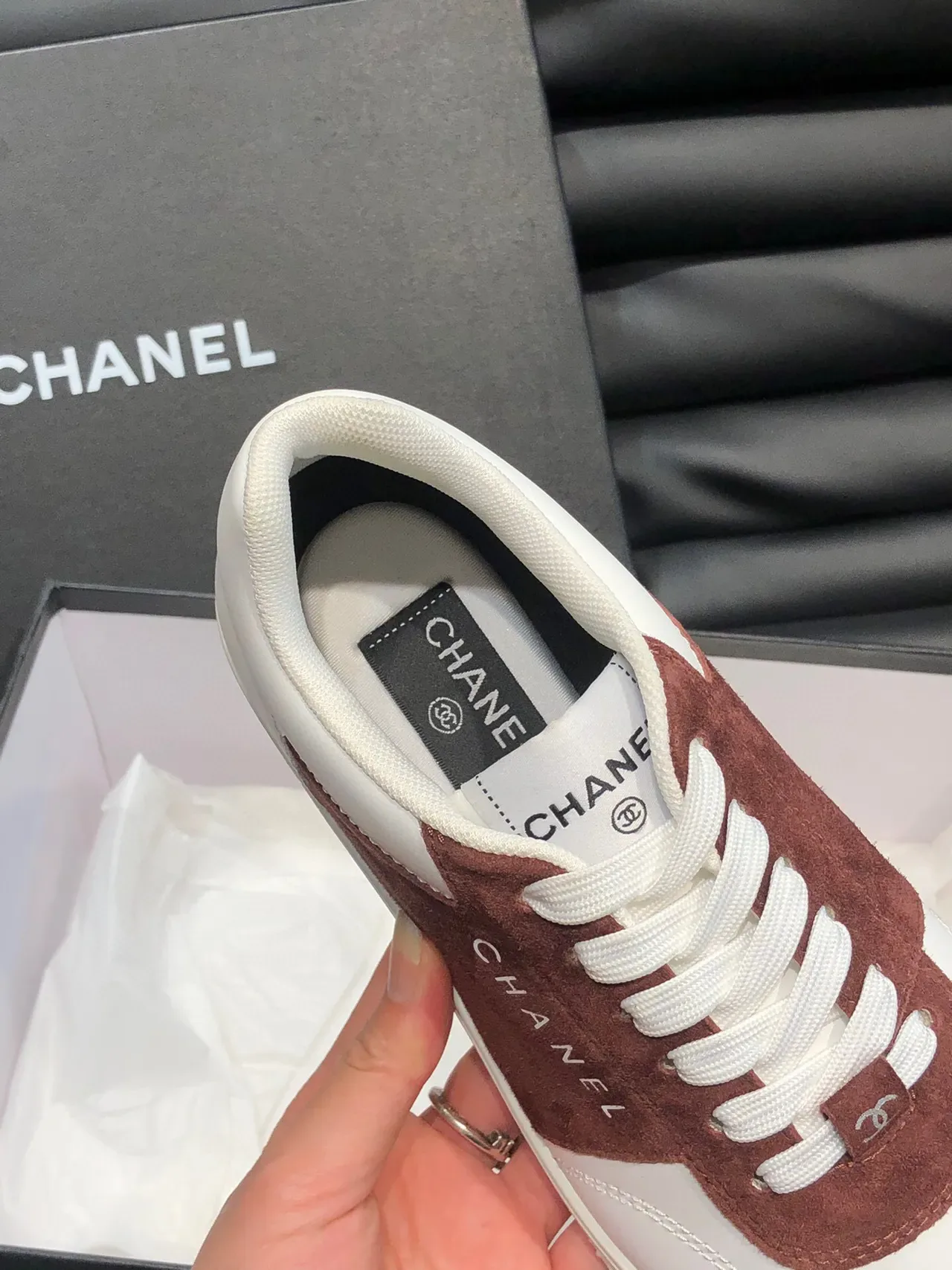 Chanel tênis lifestyle de camurça e couro de duas cores 6
