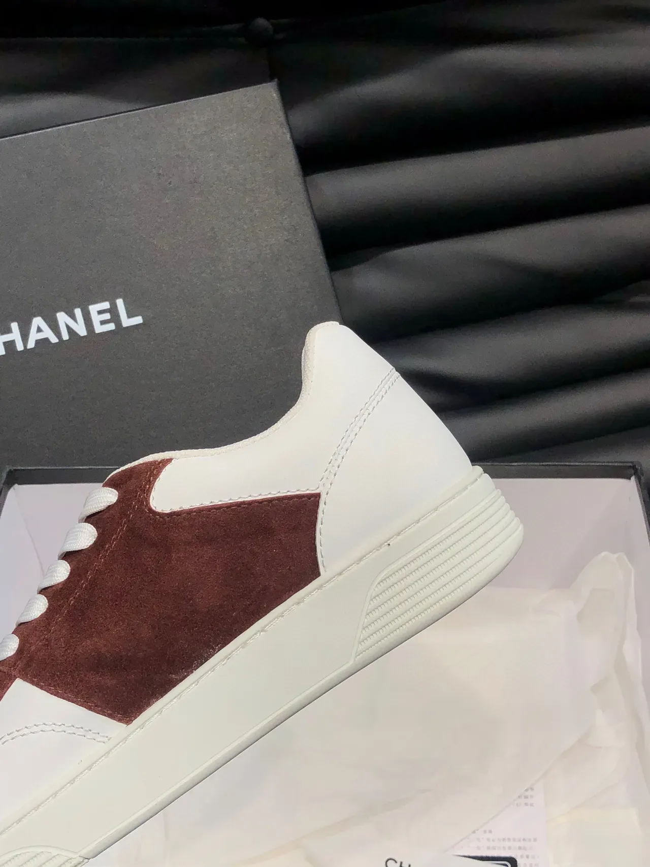 Chanel tênis lifestyle de camurça e couro de duas cores 7