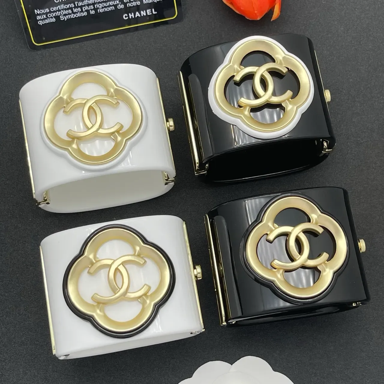 Chanel सफेद और सोने का चार पत्ती CC एन्भेलप क्लच 2