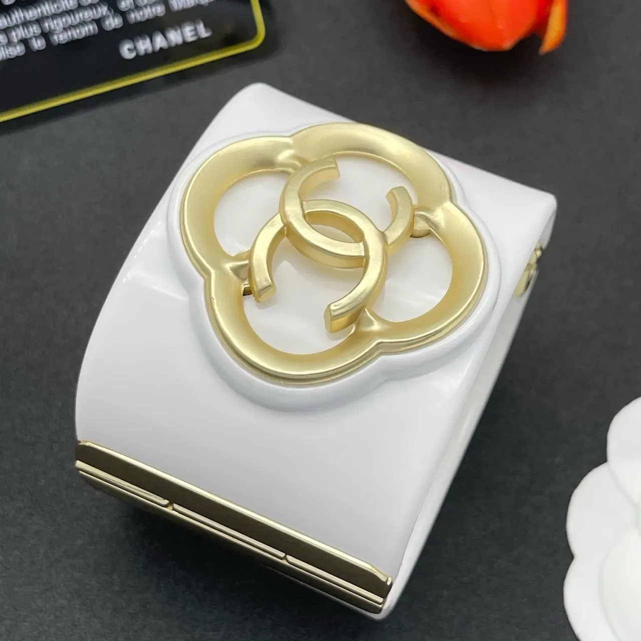 Chanel सफेद और सोने का चार पत्ती CC एन्भेलप क्लच 6