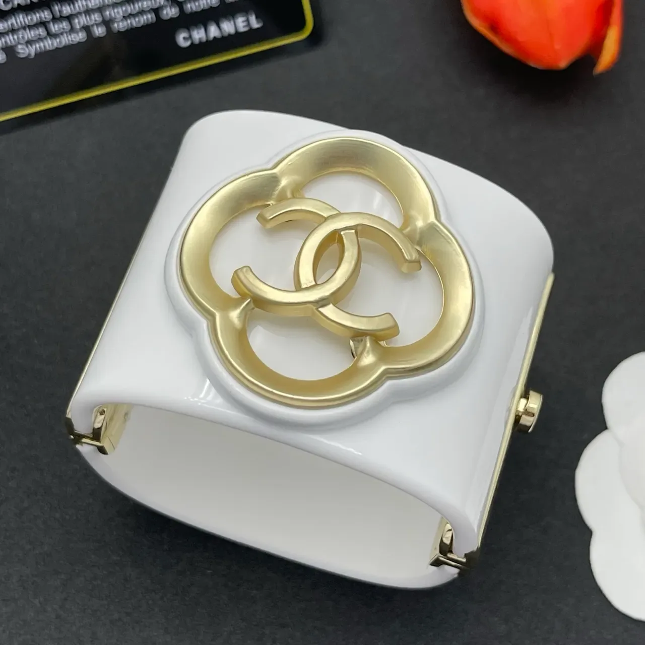 Chanel सफेद और सोने का चार पत्ती CC एन्भेलप क्लच 7