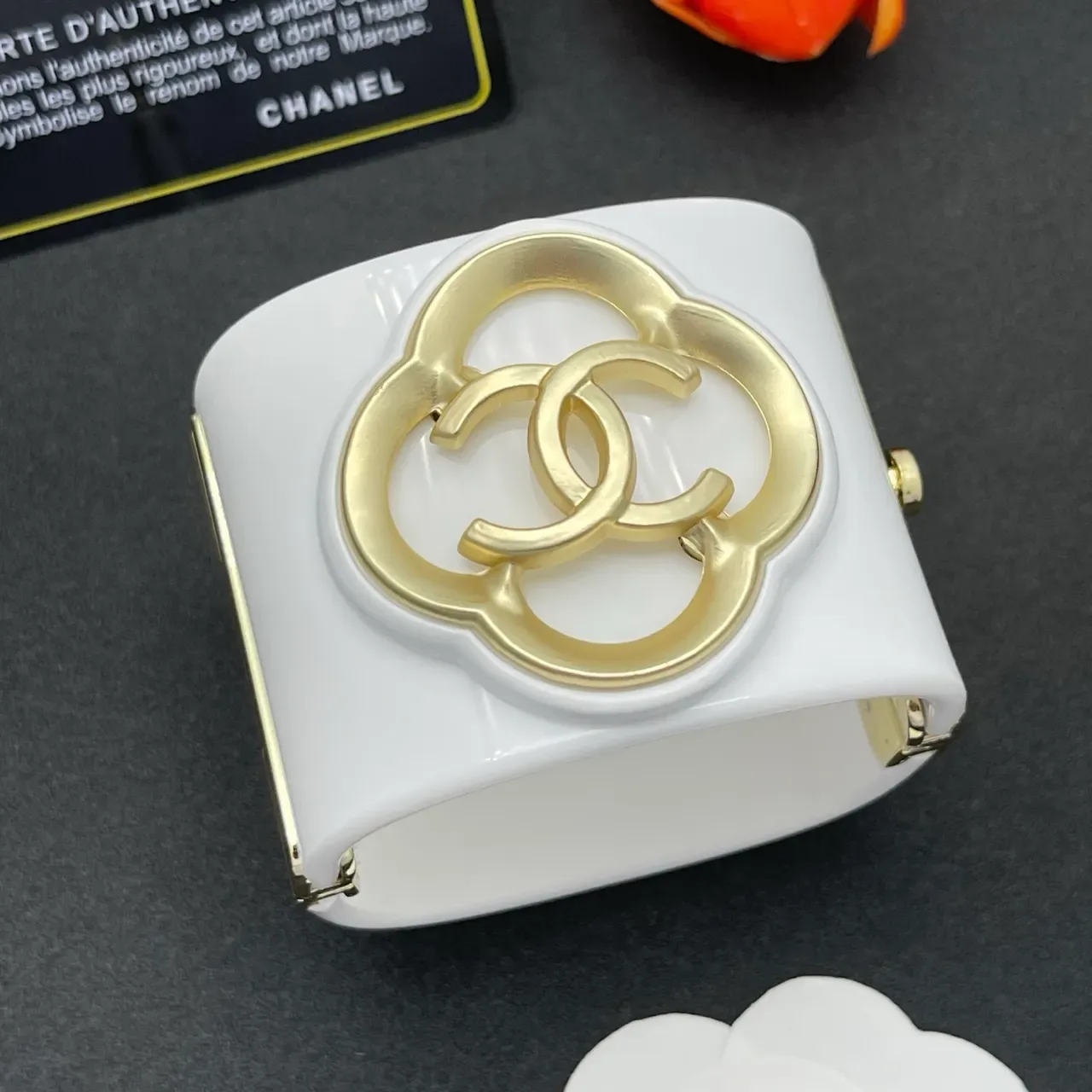 Chanel सफेद और सोने का चार पत्ती CC एन्भेलप क्लच 8