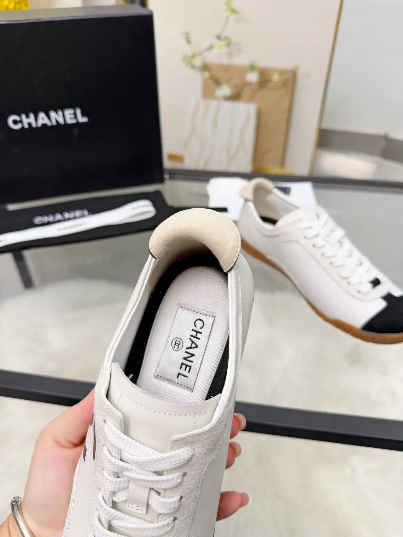 Chanel Zapatillas Lifestyle Blancas y Negras Low-Top con Cordones 3