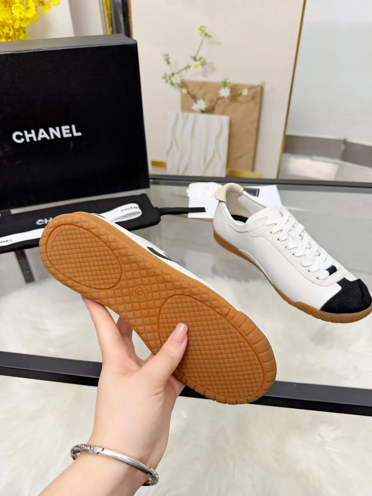Chanel Zapatillas Lifestyle Blancas y Negras Low-Top con Cordones 4