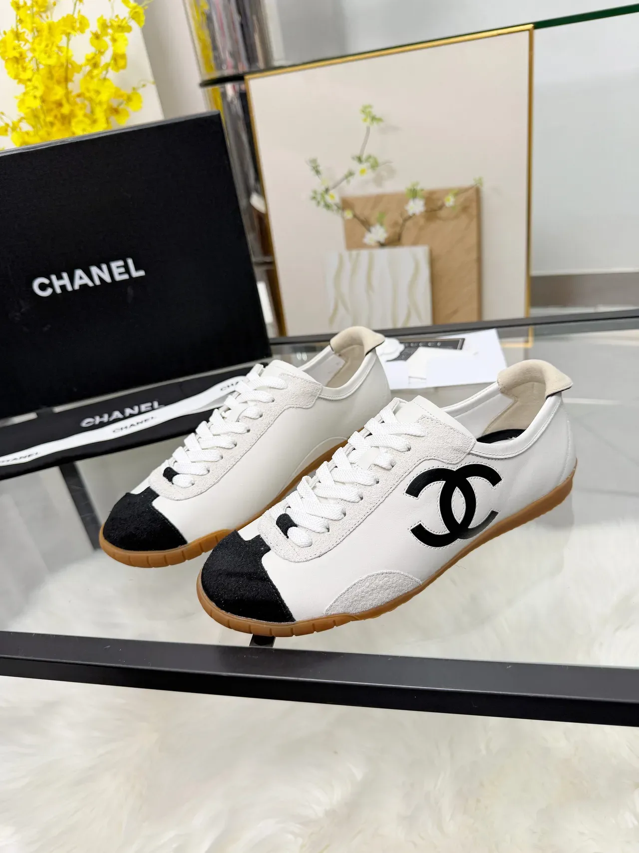 Chanel Zapatillas Lifestyle Blancas y Negras Low-Top con Cordones 5