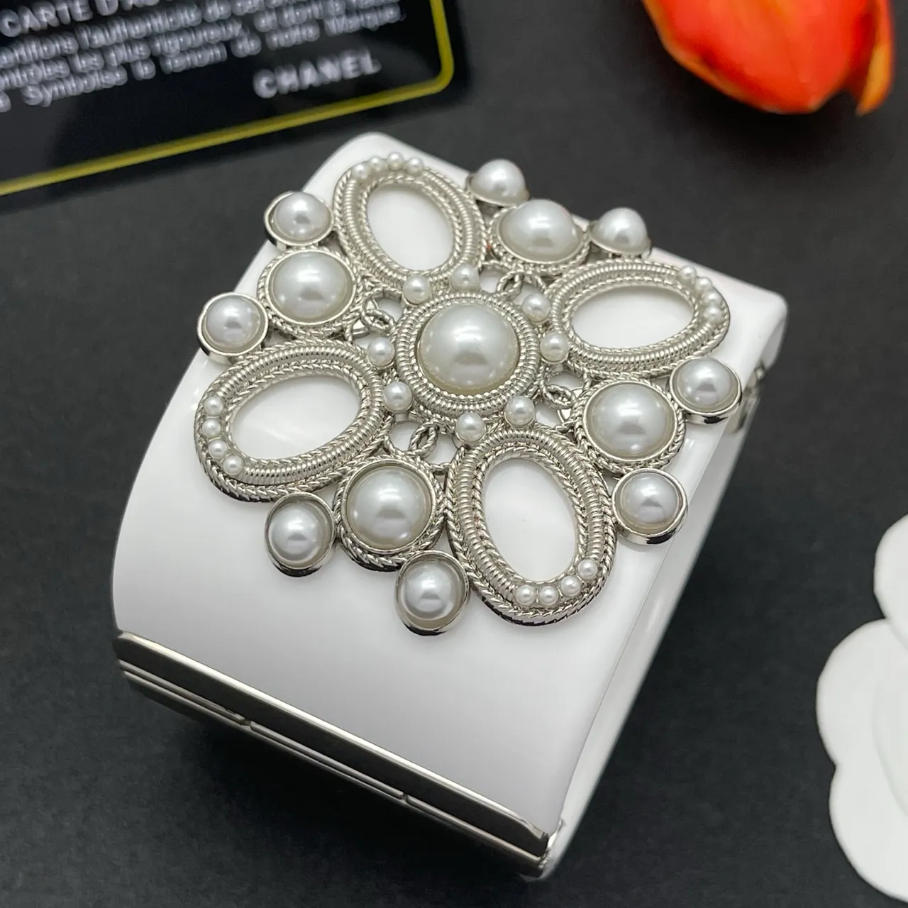 Chanel सफेद चांदी मोती-जड़ी हुई केबल-लिंक धातु कार्य इवेलोप क्लच 6