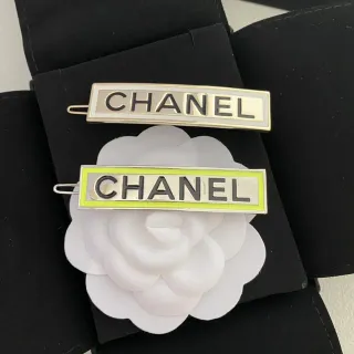 Chanel सफेद चांदी आयताकार लोगो बार एमेल-इंसेट ब्रोच