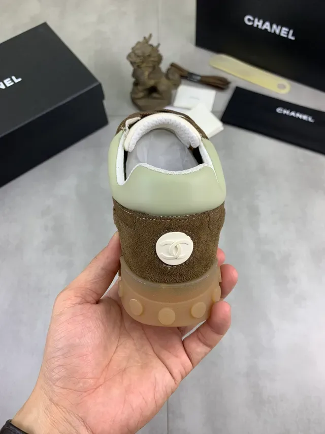 Chanel Chaussures Lifestyle Jaune Marron Dual-Tone Suède Et Textile Interlocking CC Logo 4