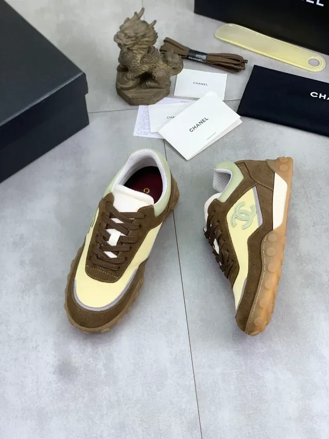 Chanel Chaussures Lifestyle Jaune Marron Dual-Tone Suède Et Textile Interlocking CC Logo 5