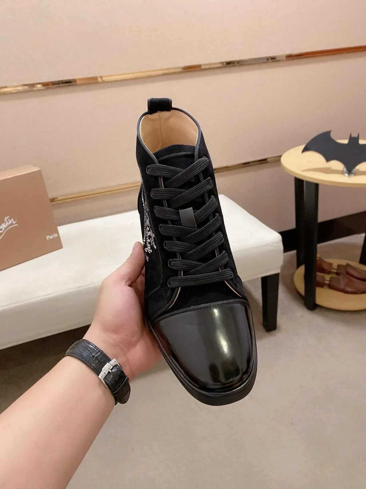 Christian Louboutin काला हाई-टॉप सूड और पेटेंट लेदर लाइफस्टाइल स्नीकर 2