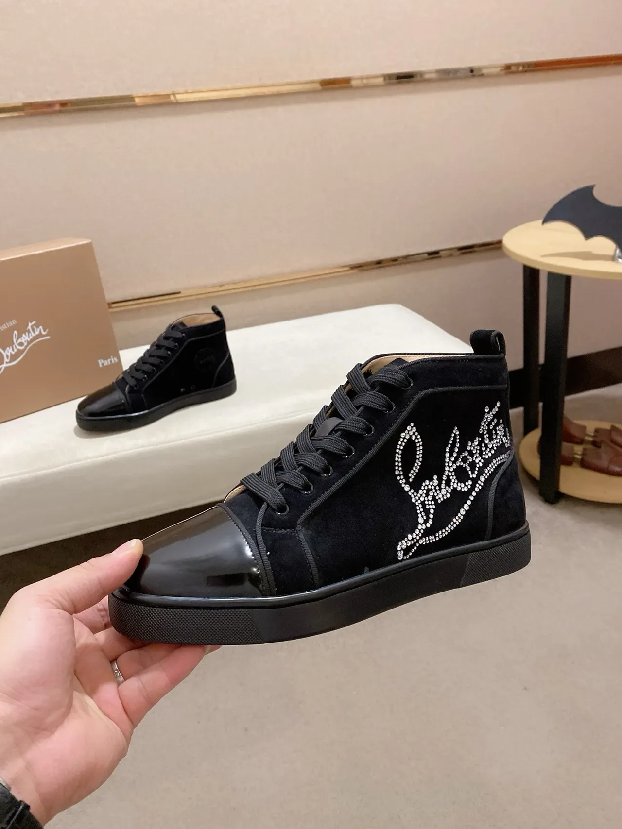 Christian Louboutin काला हाई-टॉप सूड और पेटेंट लेदर लाइफस्टाइल स्नीकर 3
