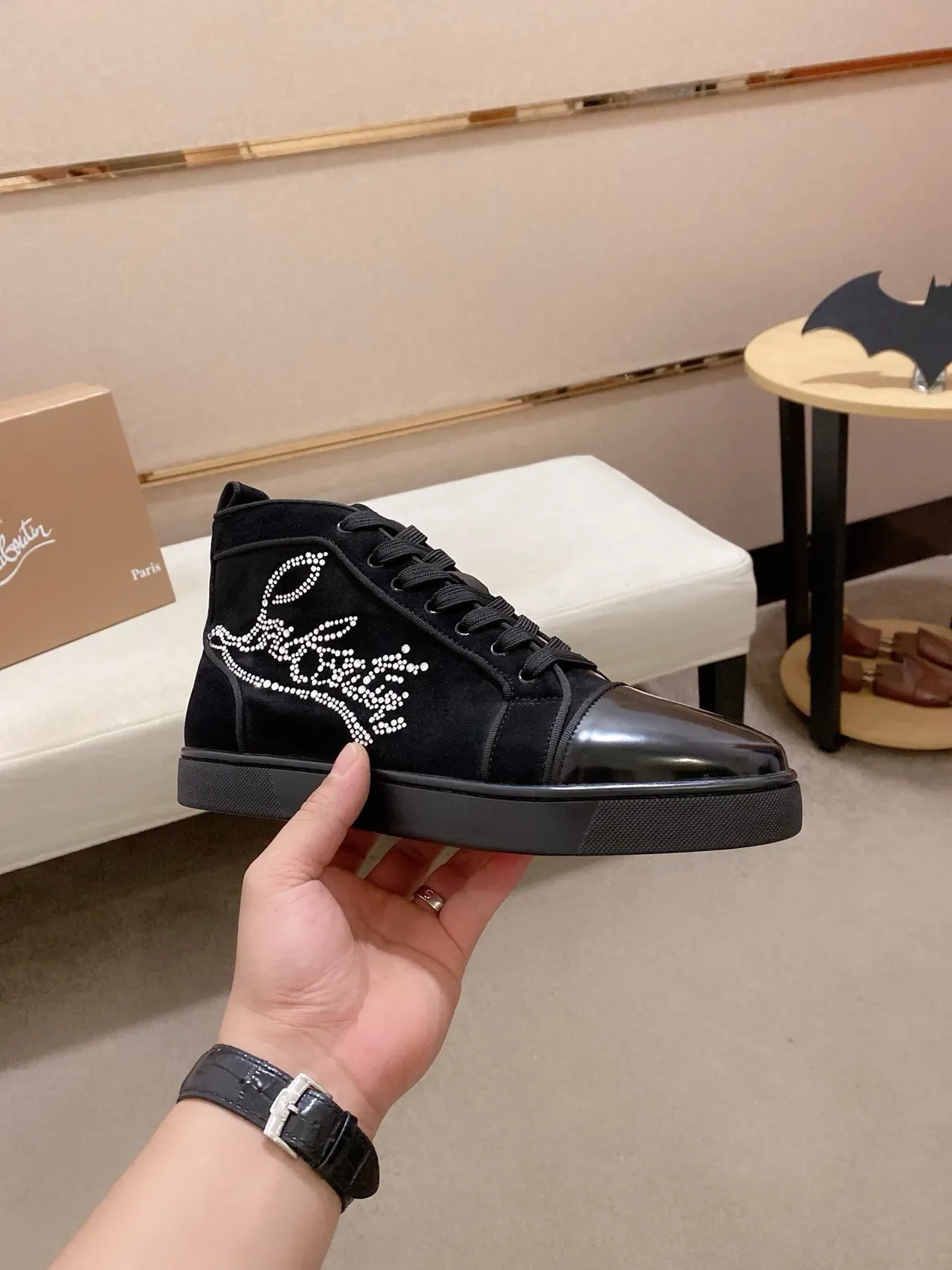 Christian Louboutin काला हाई-टॉप सूड और पेटेंट लेदर लाइफस्टाइल स्नीकर 4
