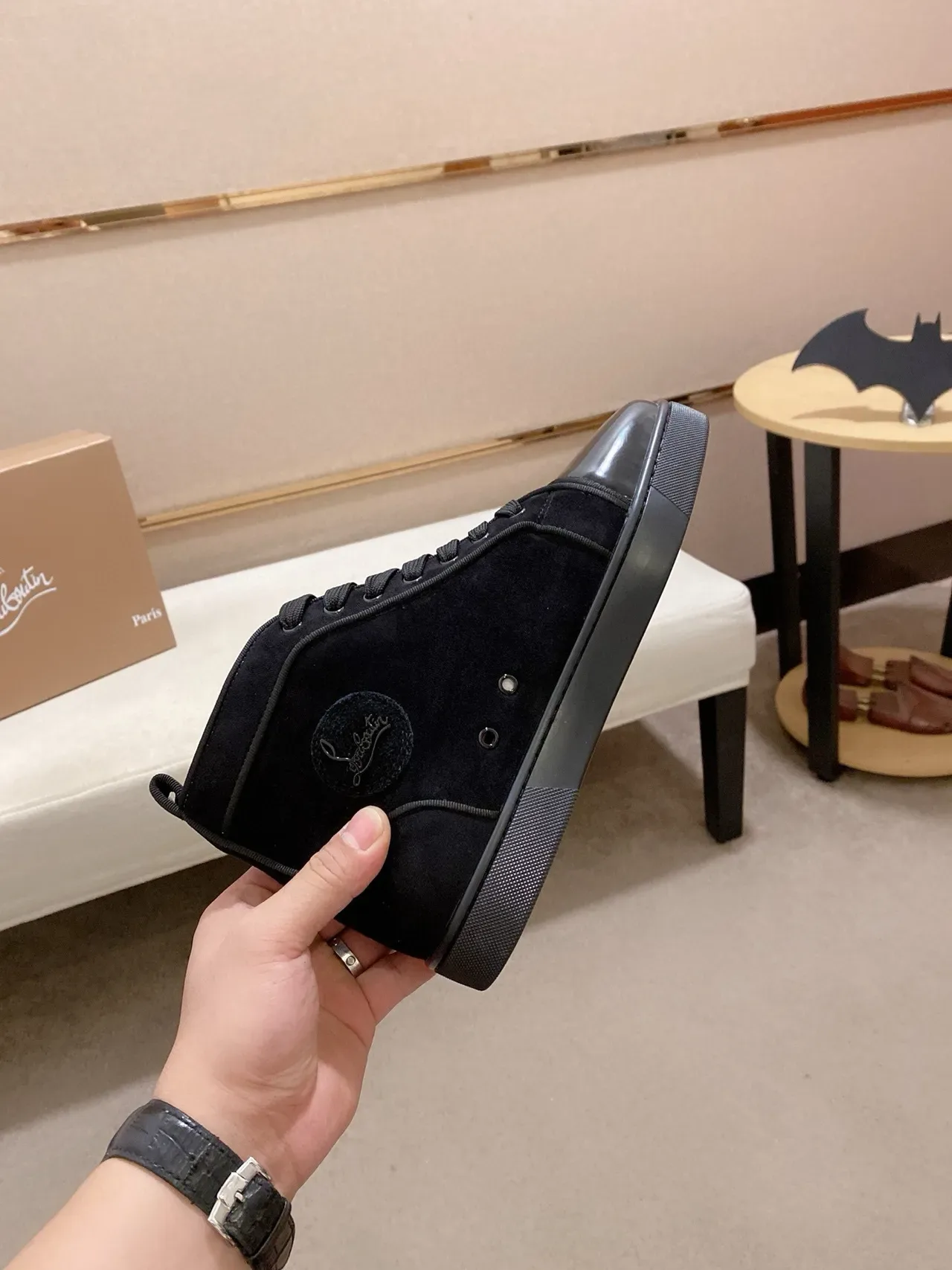 Christian Louboutin काला हाई-टॉप सूड और पेटेंट लेदर लाइफस्टाइल स्नीकर 5
