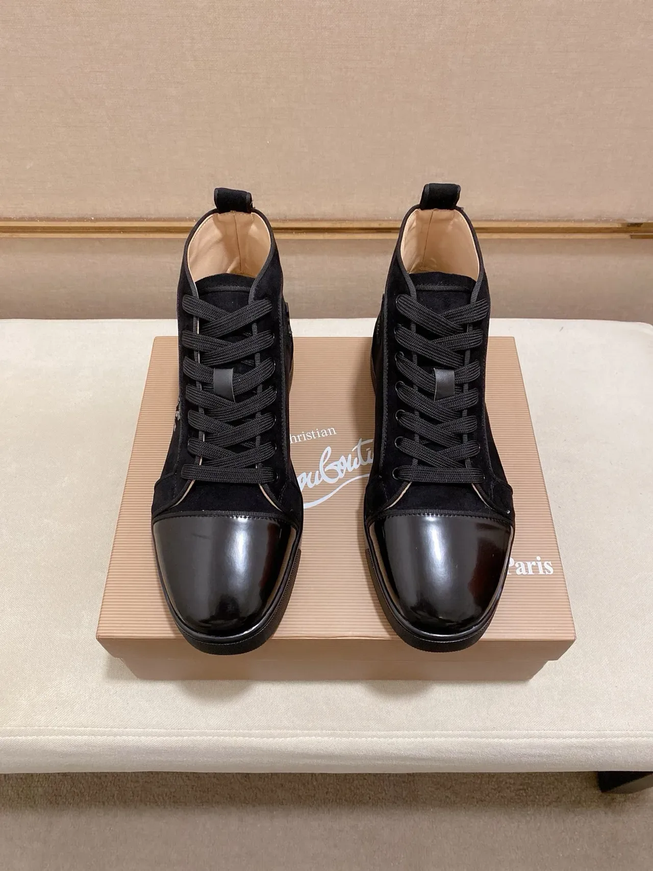 Christian Louboutin काला हाई-टॉप सूड और पेटेंट लेदर लाइफस्टाइल स्नीकर 7