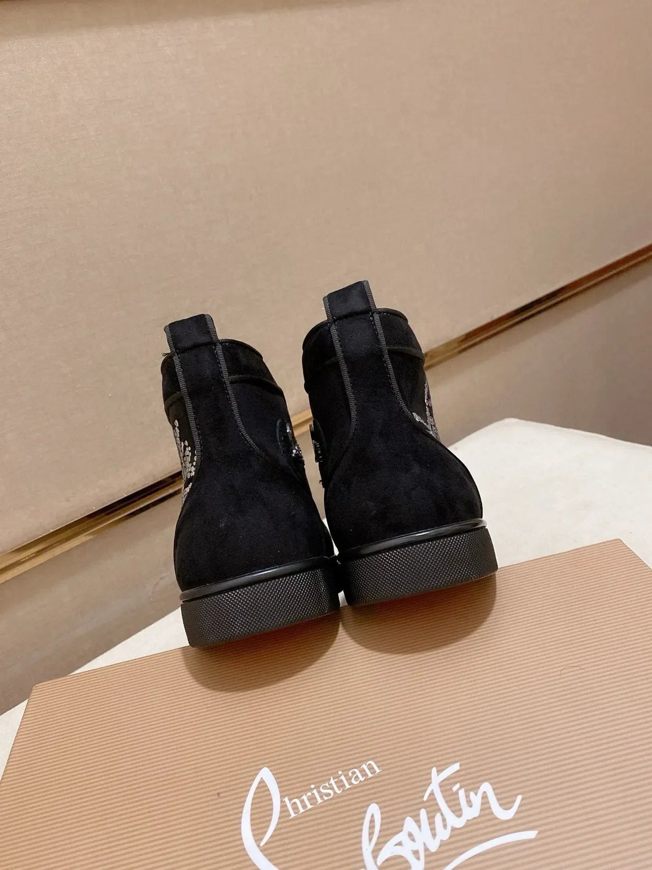 Christian Louboutin काला हाई-टॉप सूड और पेटेंट लेदर लाइफस्टाइल स्नीकर 8