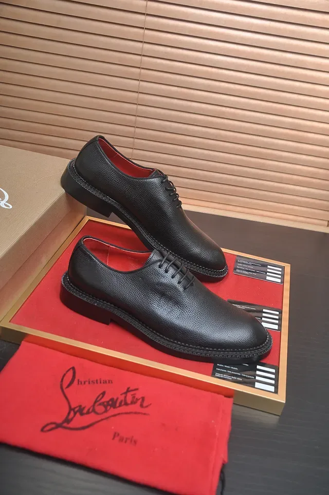 Christian Louboutin Chaussures Oxford en Cuir Noir Granulé à Cap Toe 4