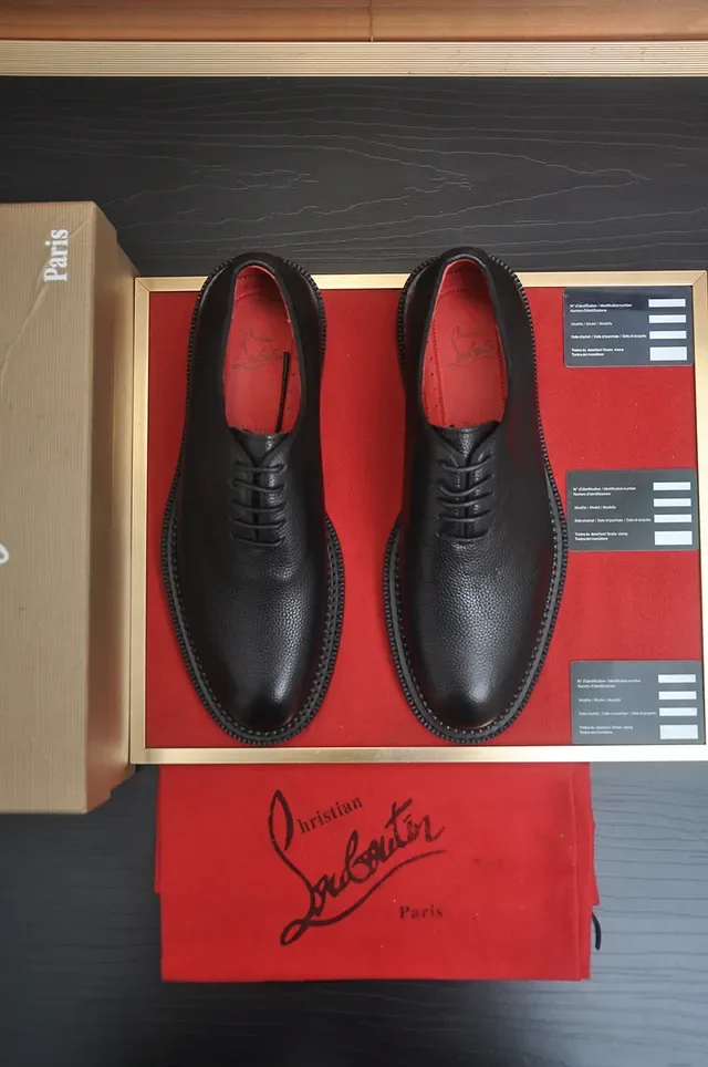Christian Louboutin Chaussures Oxford en Cuir Noir Granulé à Cap Toe 5