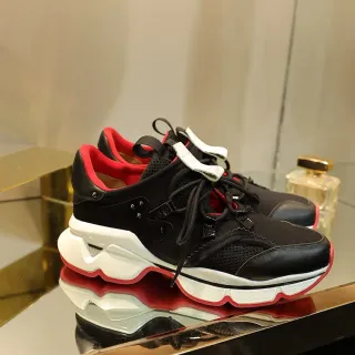 Christian Louboutin Chaussures noires rouges semelle sculptée cuir et mesh supérieure baskets à semelle épaisse