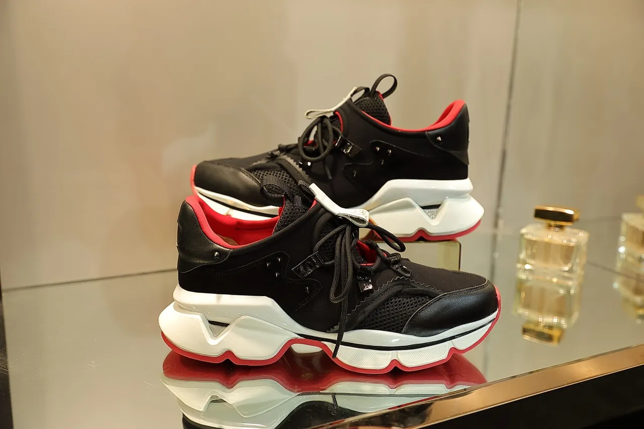 Christian Louboutin Tênis pretos e vermelhos sola esculpida de couro e malha superior tênis de sola grossa 2