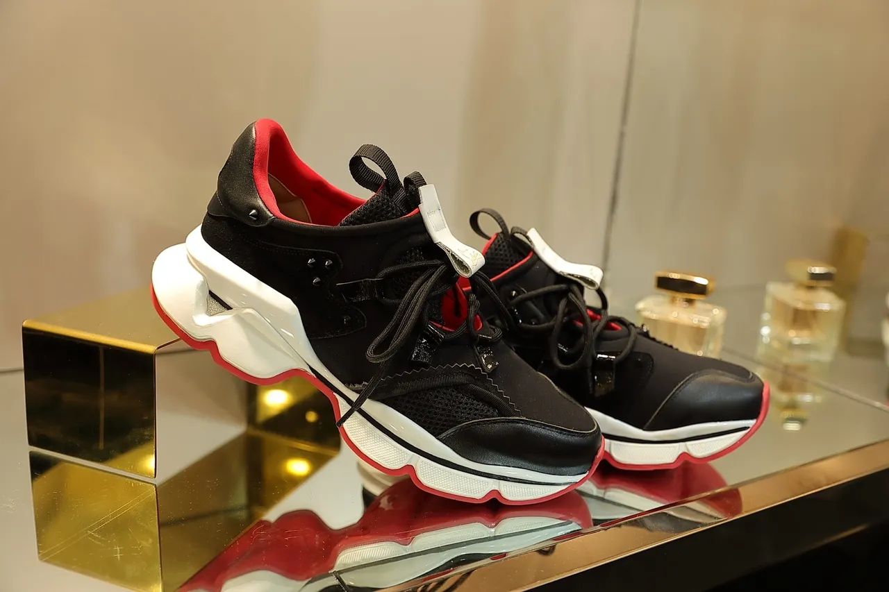Christian Louboutin Tênis pretos e vermelhos sola esculpida de couro e malha superior tênis de sola grossa 4