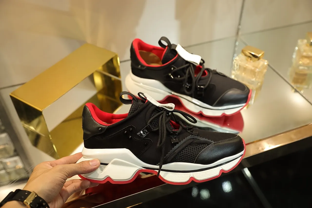 Christian Louboutin Tênis pretos e vermelhos sola esculpida de couro e malha superior tênis de sola grossa 5