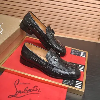 Christian Louboutin Mocassins à embossage crocodile avec clous métalliques