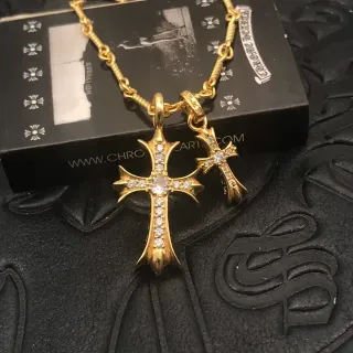 Pingente de cruz Chrome Hearts dourado com cristais pavé