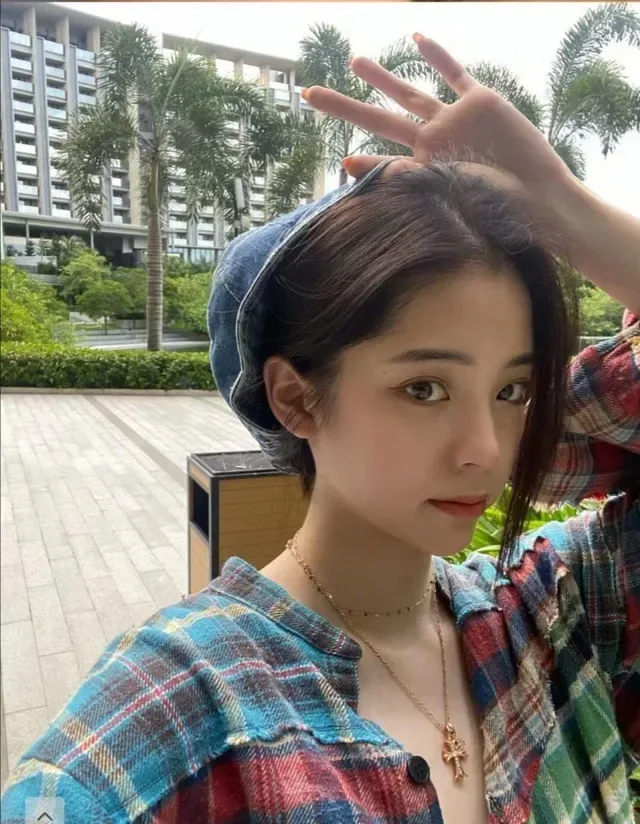 معلقة صليب Chrome Hearts ذهبي مع بلورات مبطنة 4