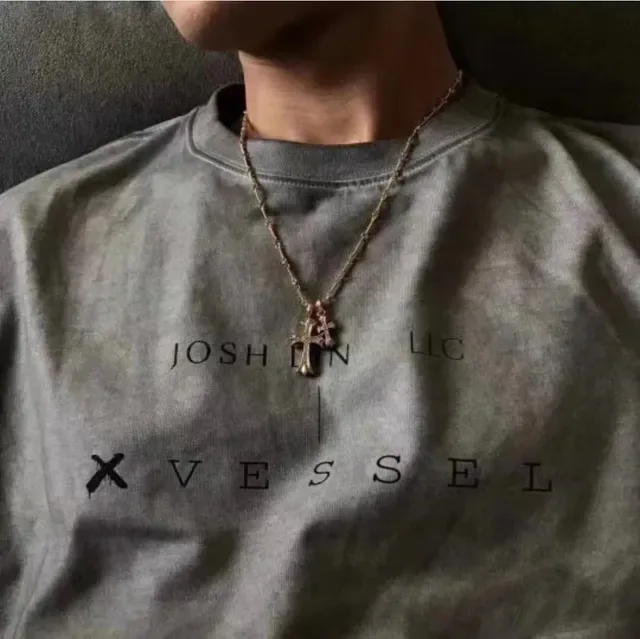 معلقة صليب Chrome Hearts ذهبي مع بلورات مبطنة 5