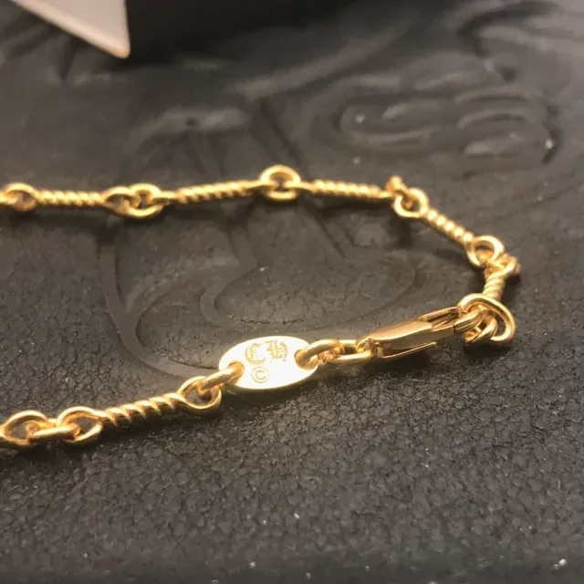 معلقة صليب Chrome Hearts ذهبي مع بلورات مبطنة 6