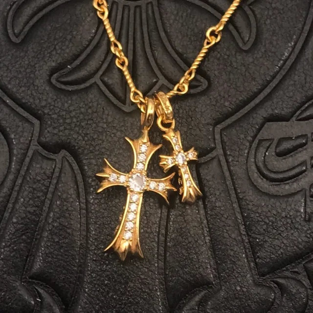 معلقة صليب Chrome Hearts ذهبي مع بلورات مبطنة 8