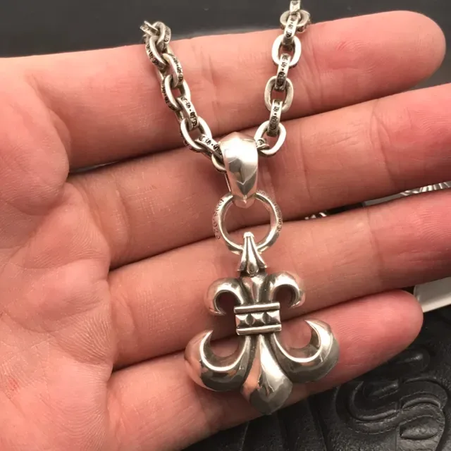 Collar con colgante Fleur de Lis de plata Chrome Hearts 4